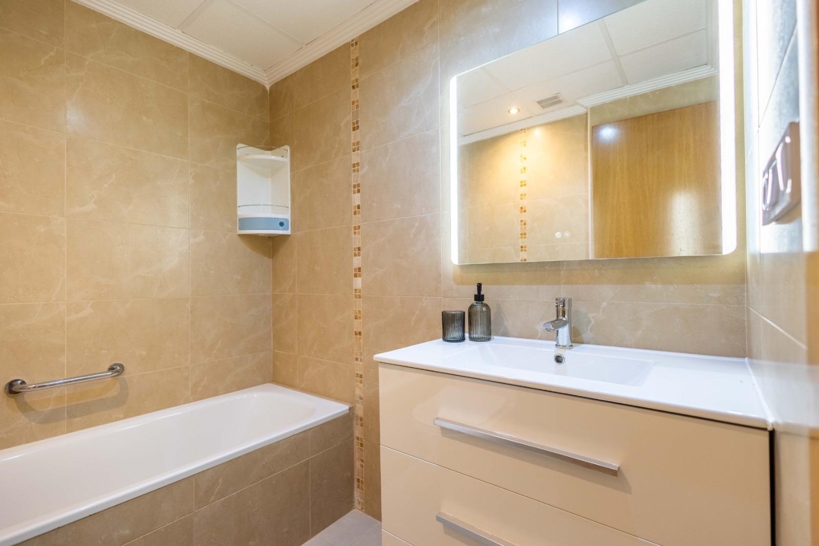 For sale - 3 Bedroom 2 Bathroom Apartment in Torrevieja - Las Calas  - Alicante