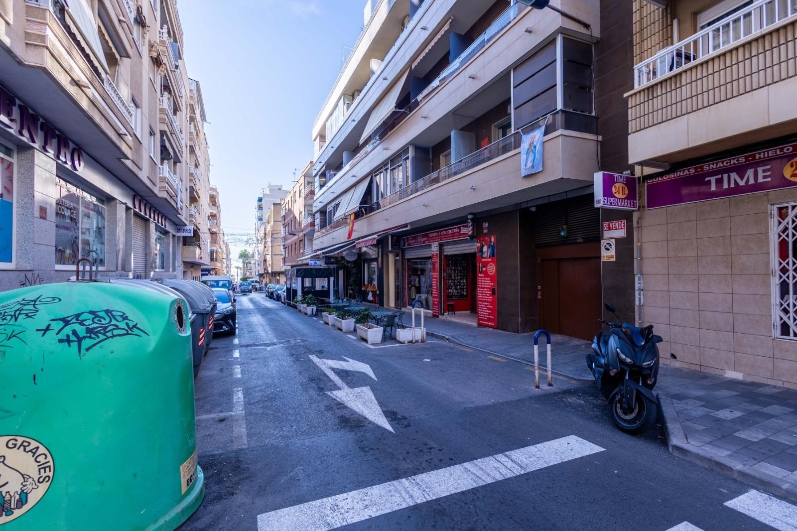 For sale - 3 Bedroom 2 Bathroom Apartment in Torrevieja - Las Calas  - Alicante