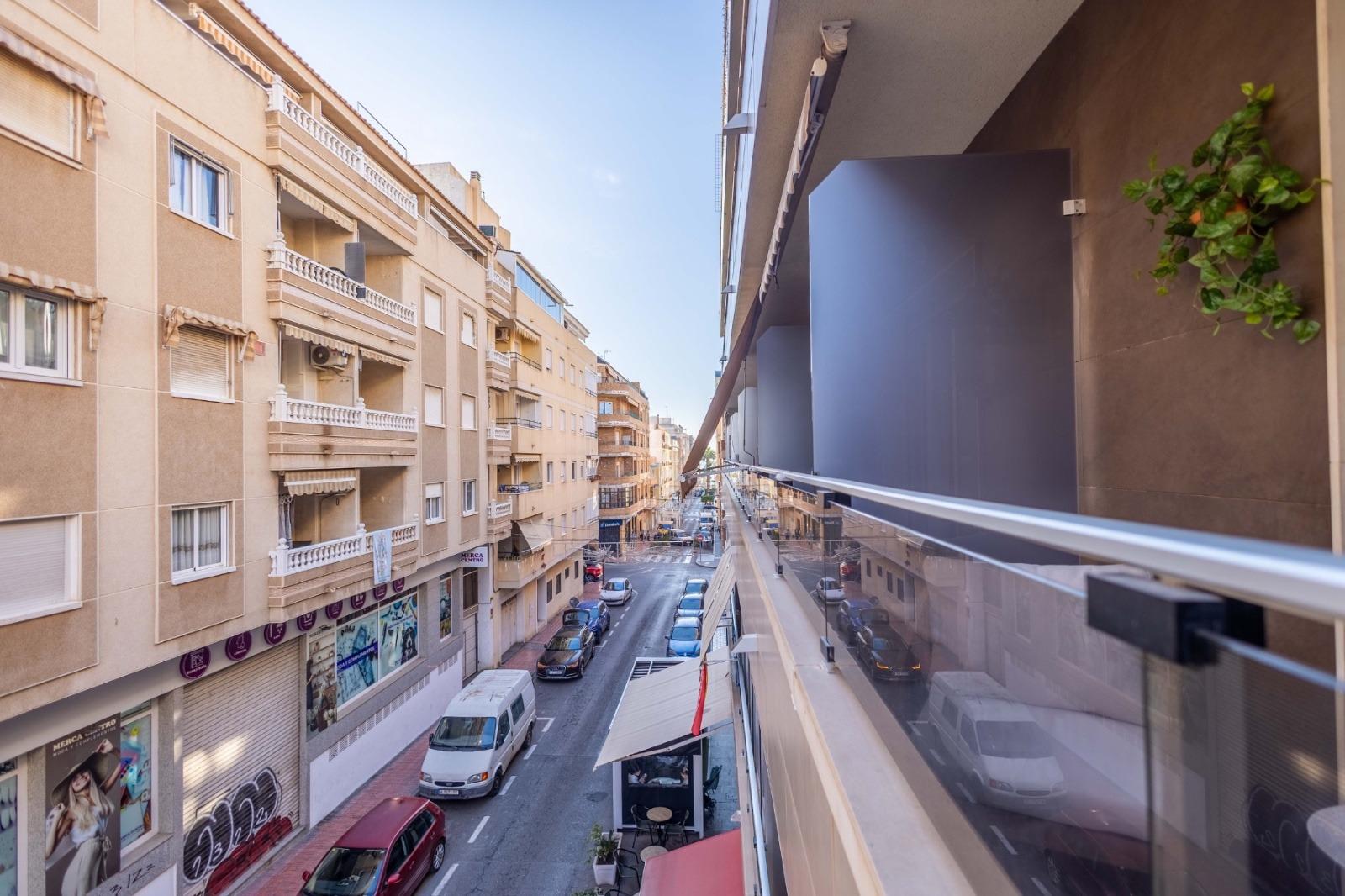For sale - 3 Bedroom 2 Bathroom Apartment in Torrevieja - Las Calas  - Alicante