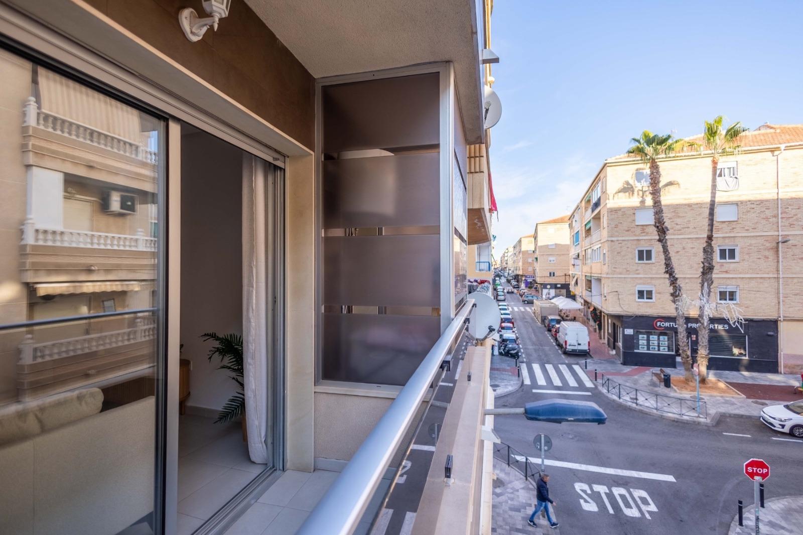 For sale - 3 Bedroom 2 Bathroom Apartment in Torrevieja - Las Calas  - Alicante