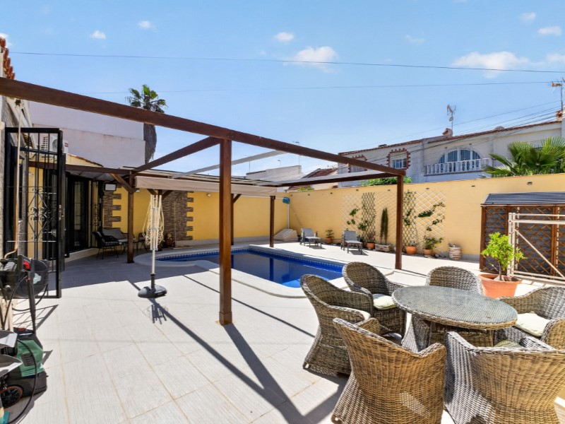 For sale - 3 Bedroom 3 Bathroom Villa in Torrevieja - Costa Blanca  - Alicante