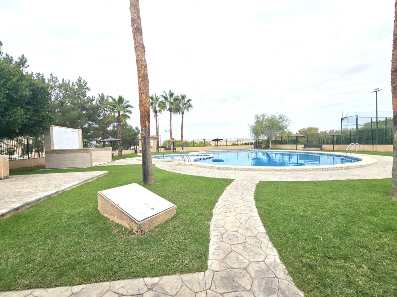For sale - 6 Bedroom 2 Bathroom Town House in Orihuela Costa - Los Almendros-la Florida  - Alicante
