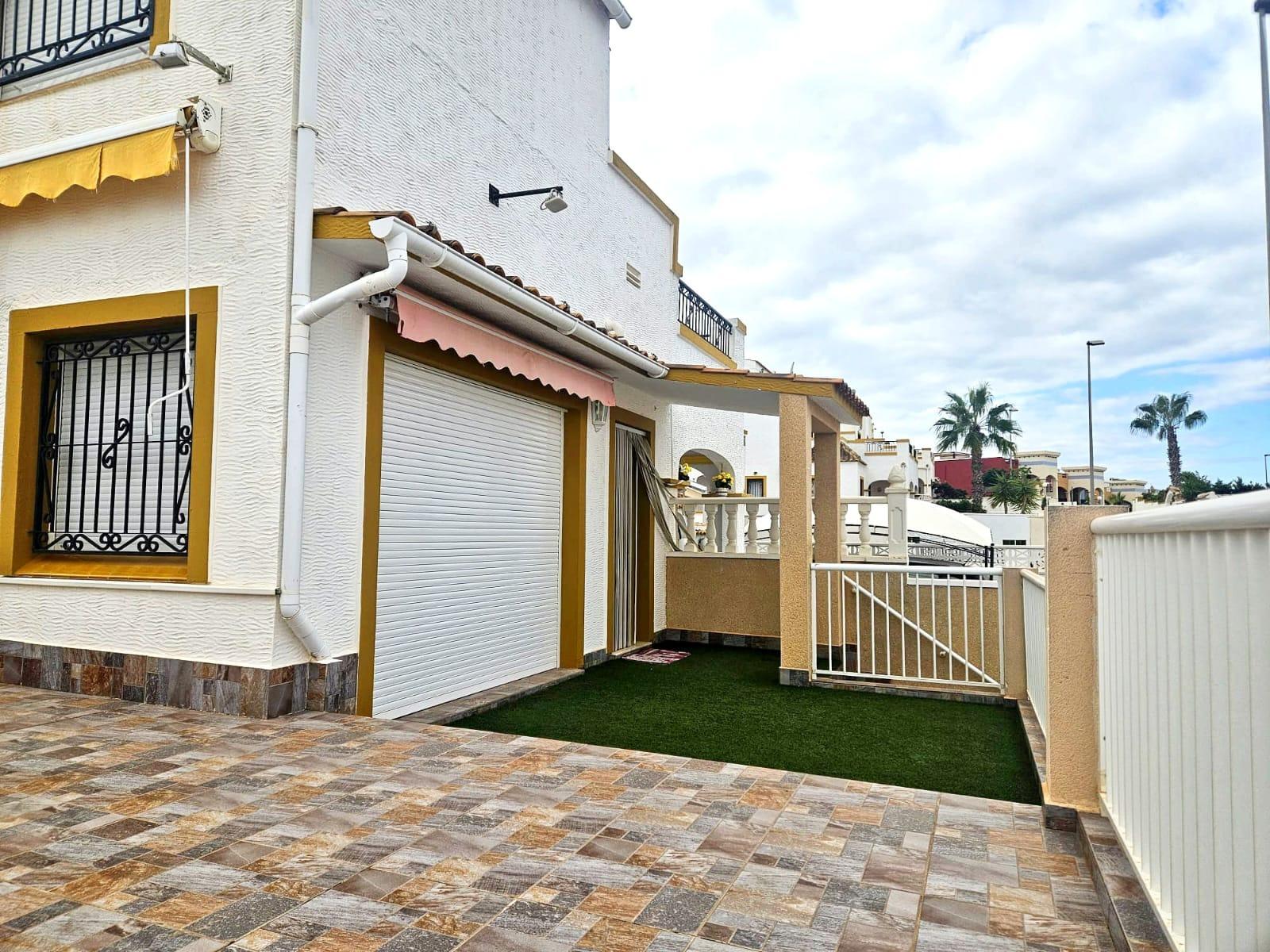 For sale - 6 Bedroom 2 Bathroom Town House in Orihuela Costa - Los Almendros-la Florida  - Alicante