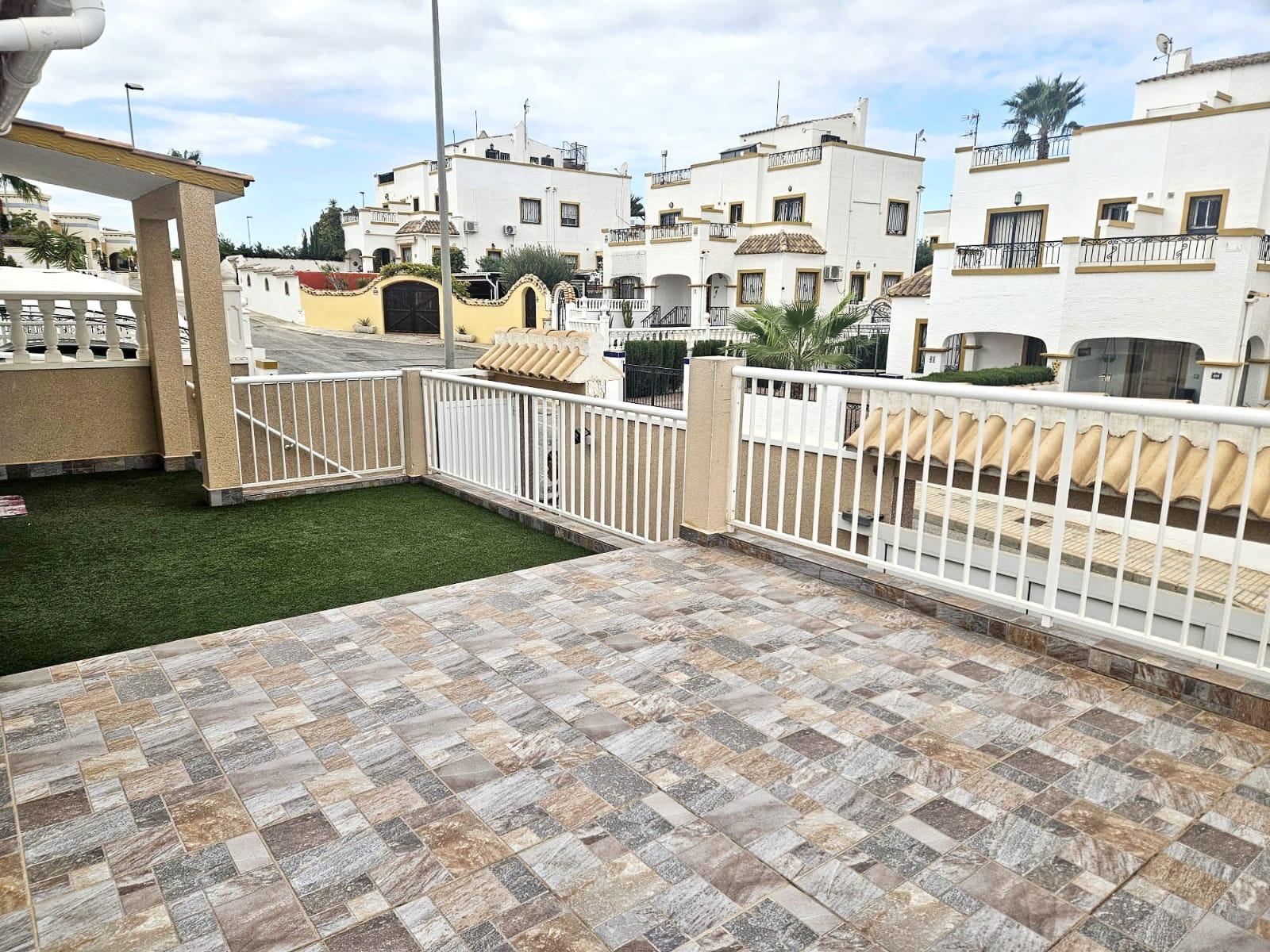 For sale - 6 Bedroom 2 Bathroom Town House in Orihuela Costa - Los Almendros-la Florida  - Alicante