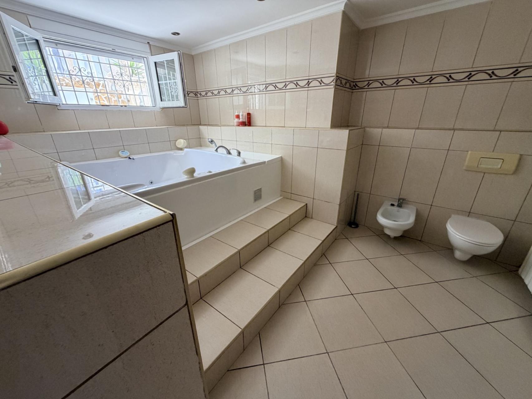 For sale - 5 Bedroom 3 Bathroom Villa in Torrevieja - Costa Blanca  - Alicante