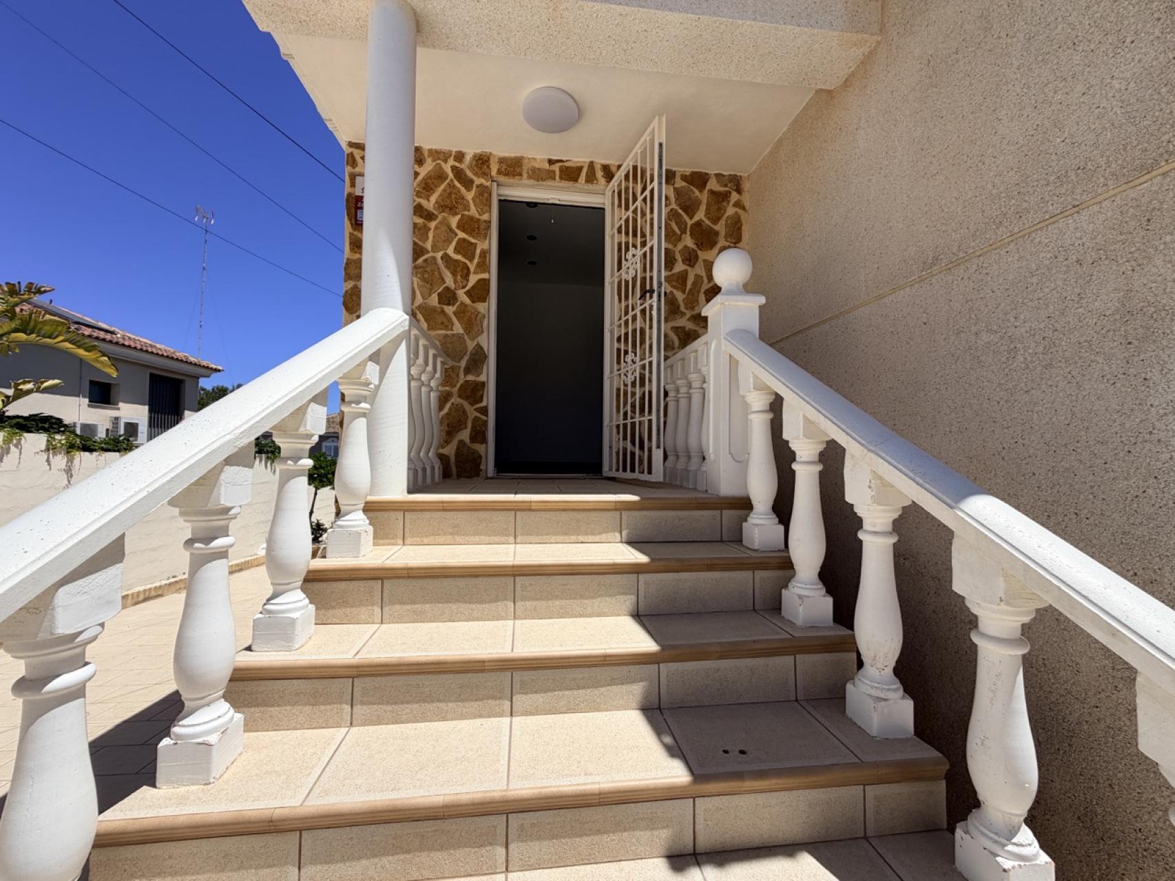 For sale - 5 Bedroom 3 Bathroom Villa in Torrevieja - Costa Blanca  - Alicante