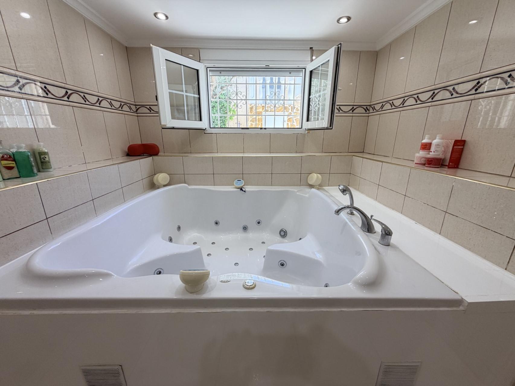 For sale - 5 Bedroom 3 Bathroom Villa in Torrevieja - Costa Blanca  - Alicante