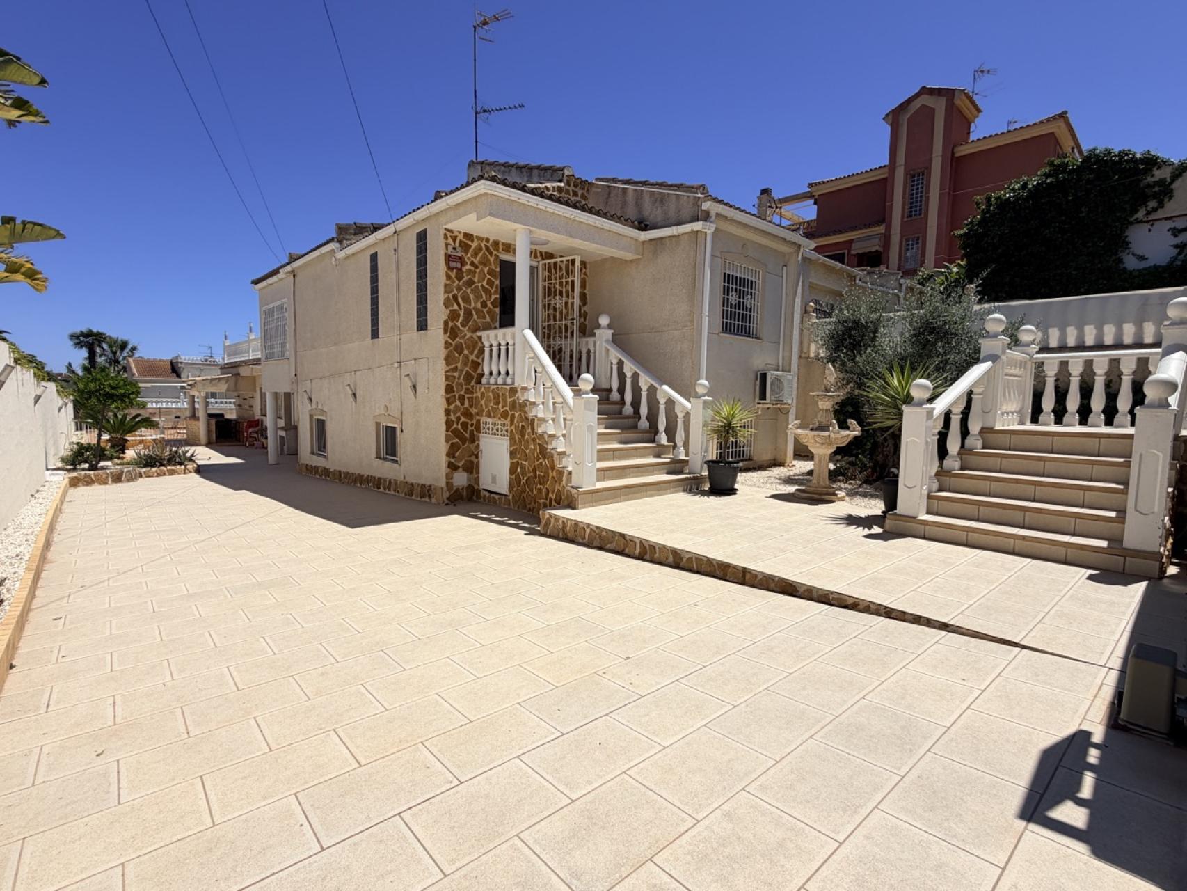 For sale - 5 Bedroom 3 Bathroom Villa in Torrevieja - Costa Blanca  - Alicante