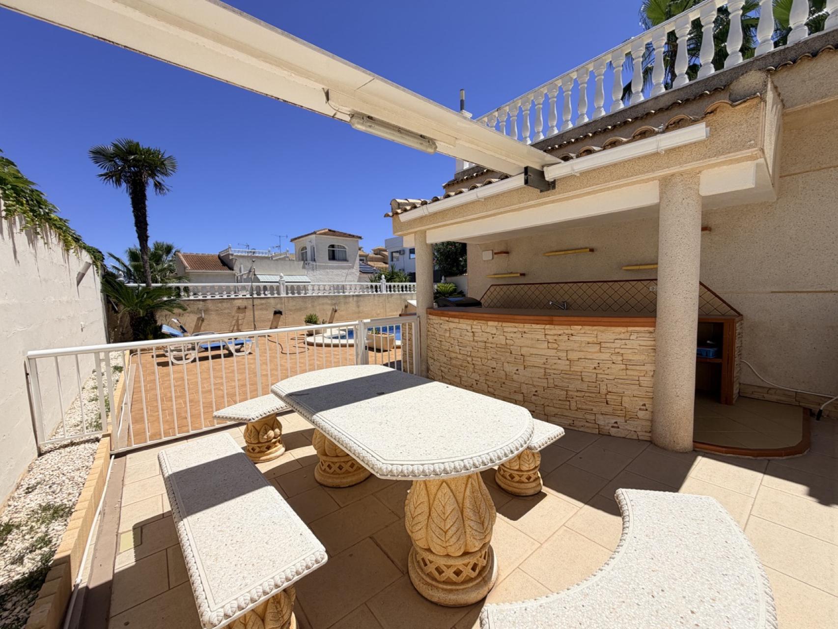 For sale - 5 Bedroom 3 Bathroom Villa in Torrevieja - Costa Blanca  - Alicante