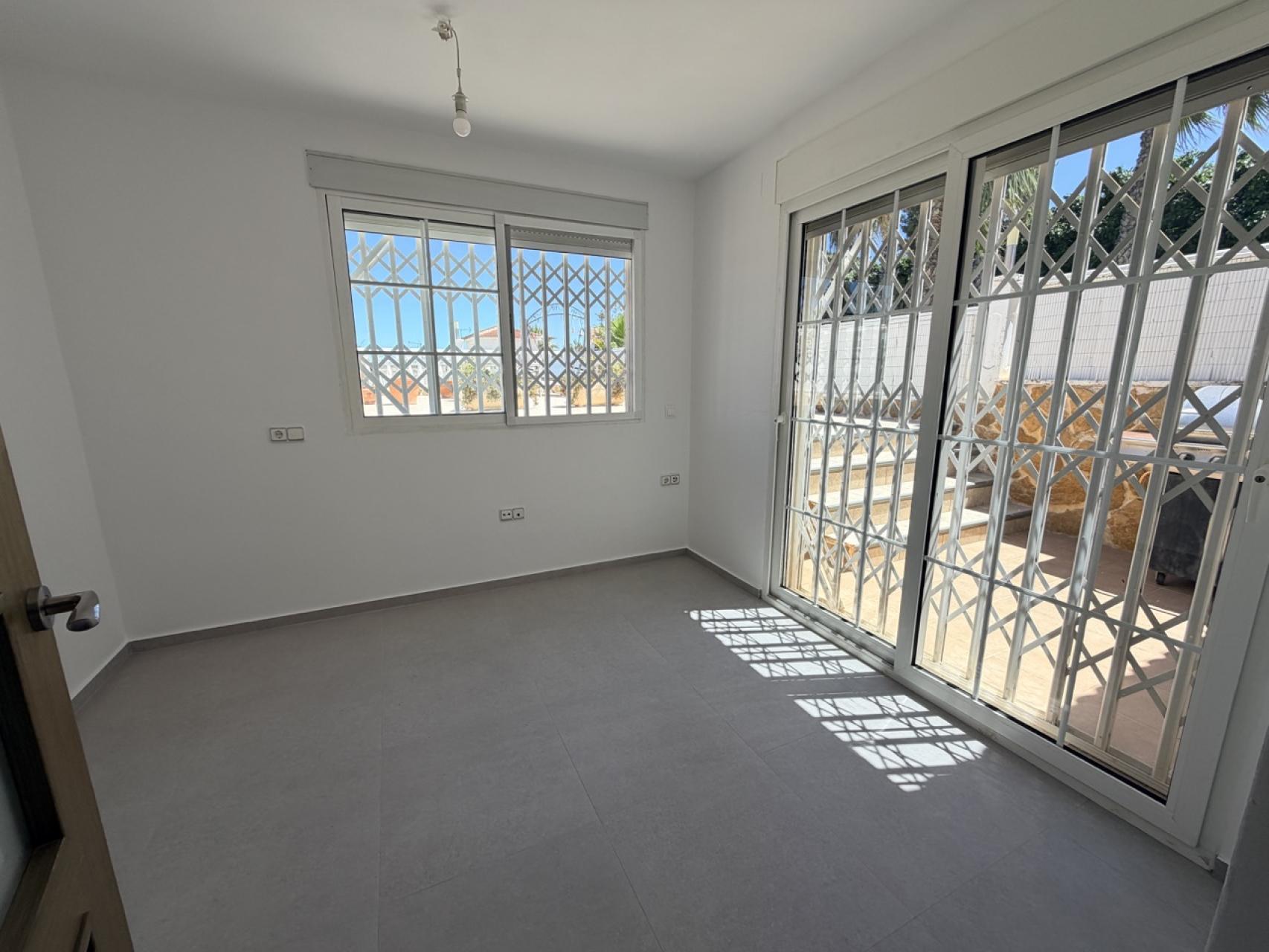 For sale - 5 Bedroom 3 Bathroom Villa in Torrevieja - Costa Blanca  - Alicante