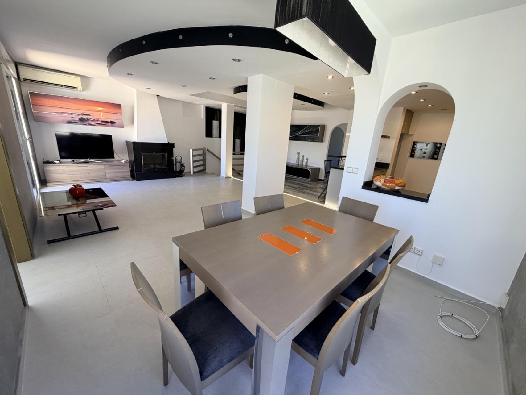 For sale - 5 Bedroom 3 Bathroom Villa in Torrevieja - Costa Blanca  - Alicante