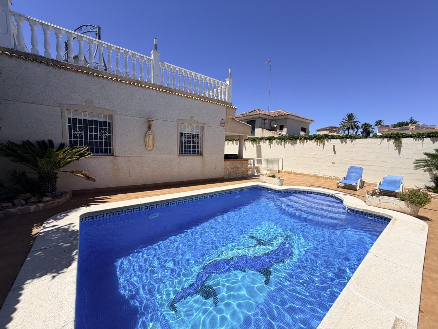 For sale - 5 Bedroom 3 Bathroom Villa in Torrevieja - Costa Blanca  - Alicante