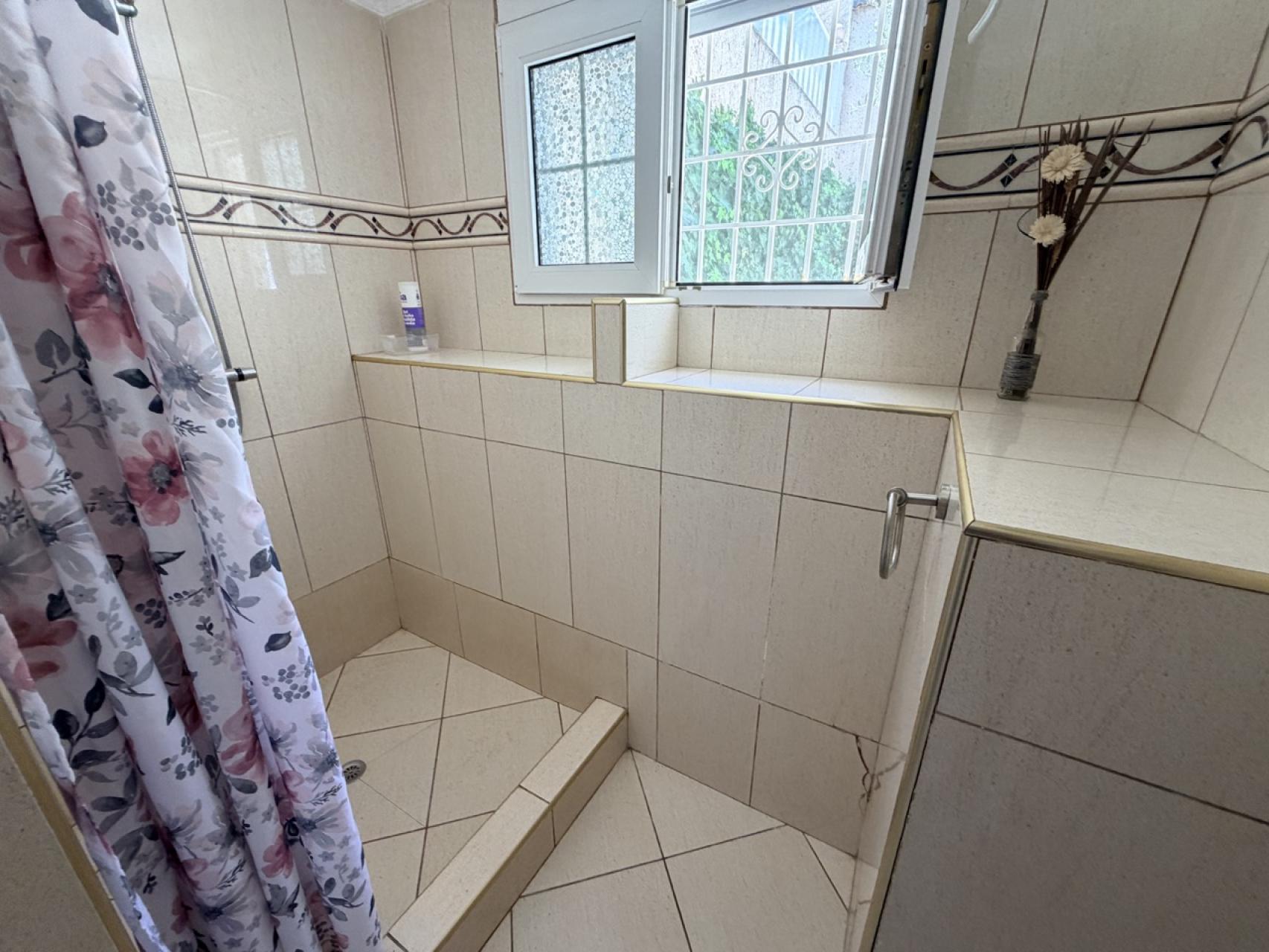 For sale - 5 Bedroom 3 Bathroom Villa in Torrevieja - Costa Blanca  - Alicante