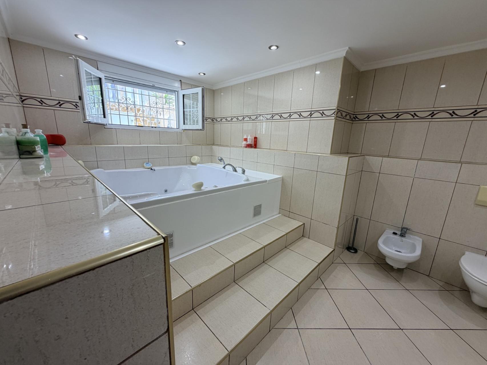 For sale - 5 Bedroom 3 Bathroom Villa in Torrevieja - Costa Blanca  - Alicante