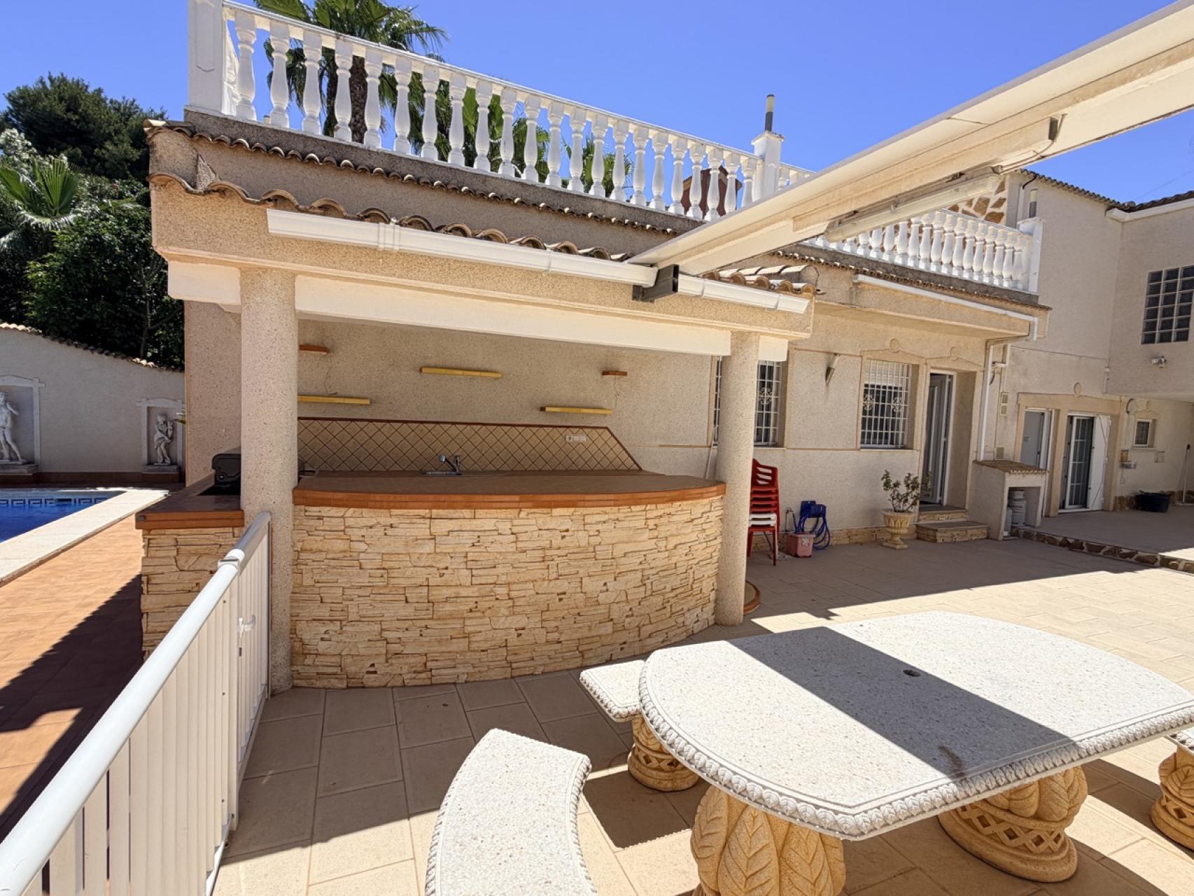 For sale - 5 Bedroom 3 Bathroom Villa in Torrevieja - Costa Blanca  - Alicante