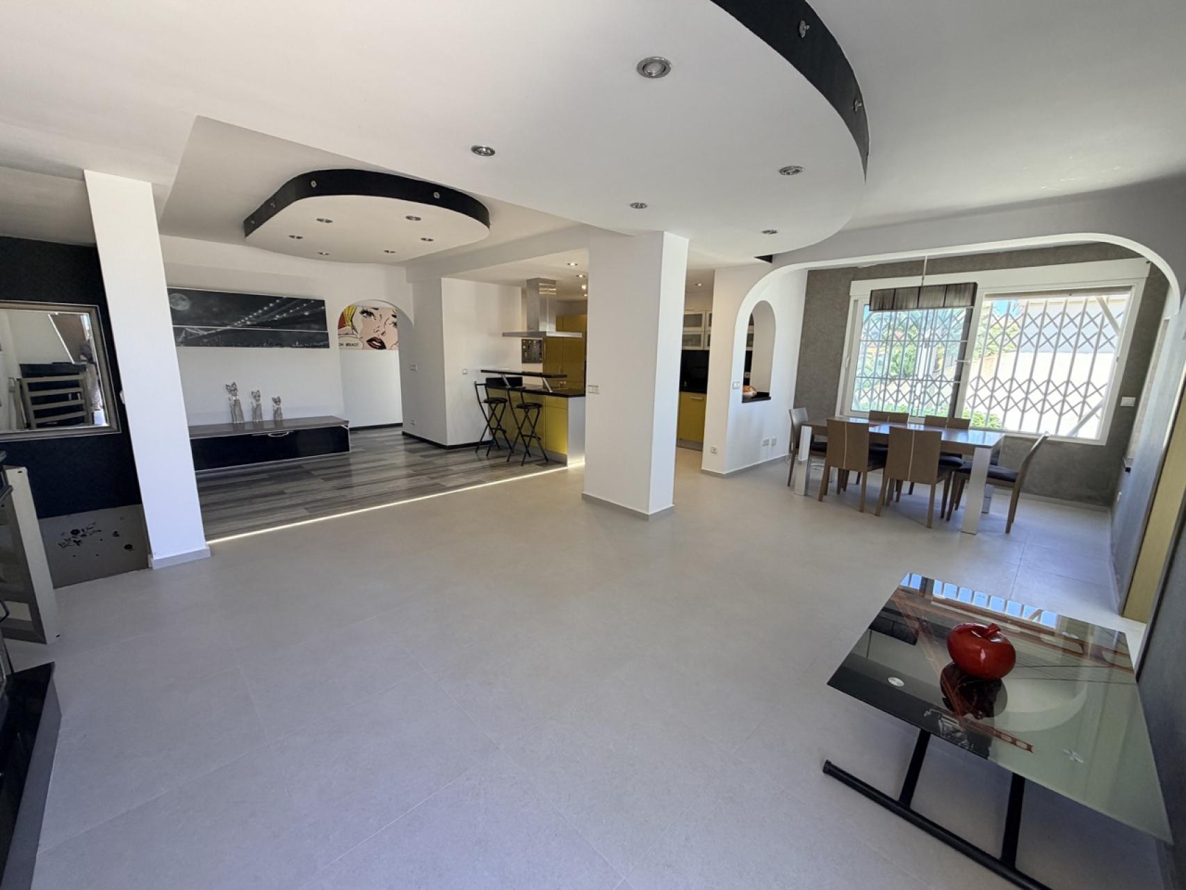 For sale - 5 Bedroom 3 Bathroom Villa in Torrevieja - Costa Blanca  - Alicante