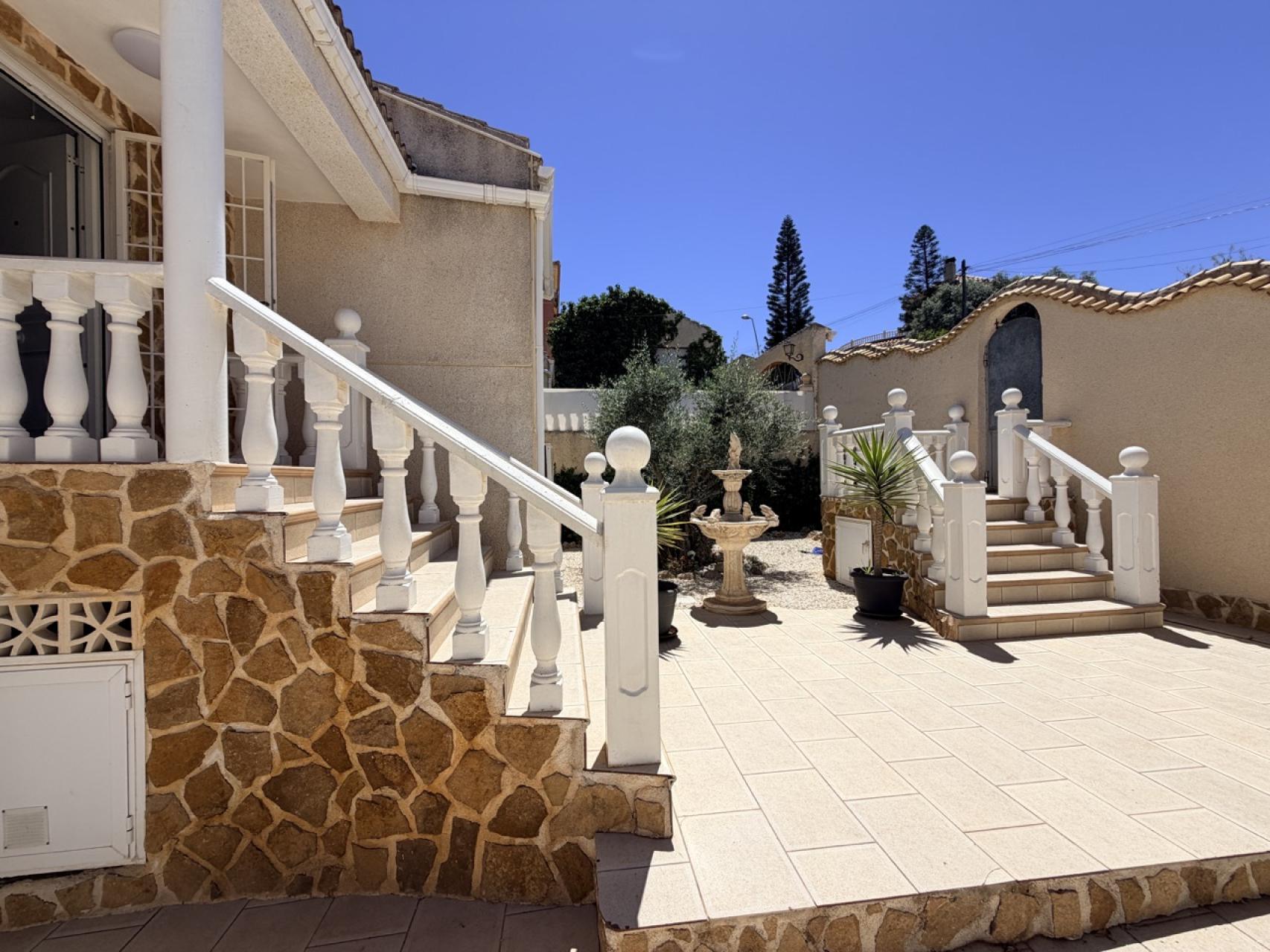 For sale - 5 Bedroom 3 Bathroom Villa in Torrevieja - Costa Blanca  - Alicante