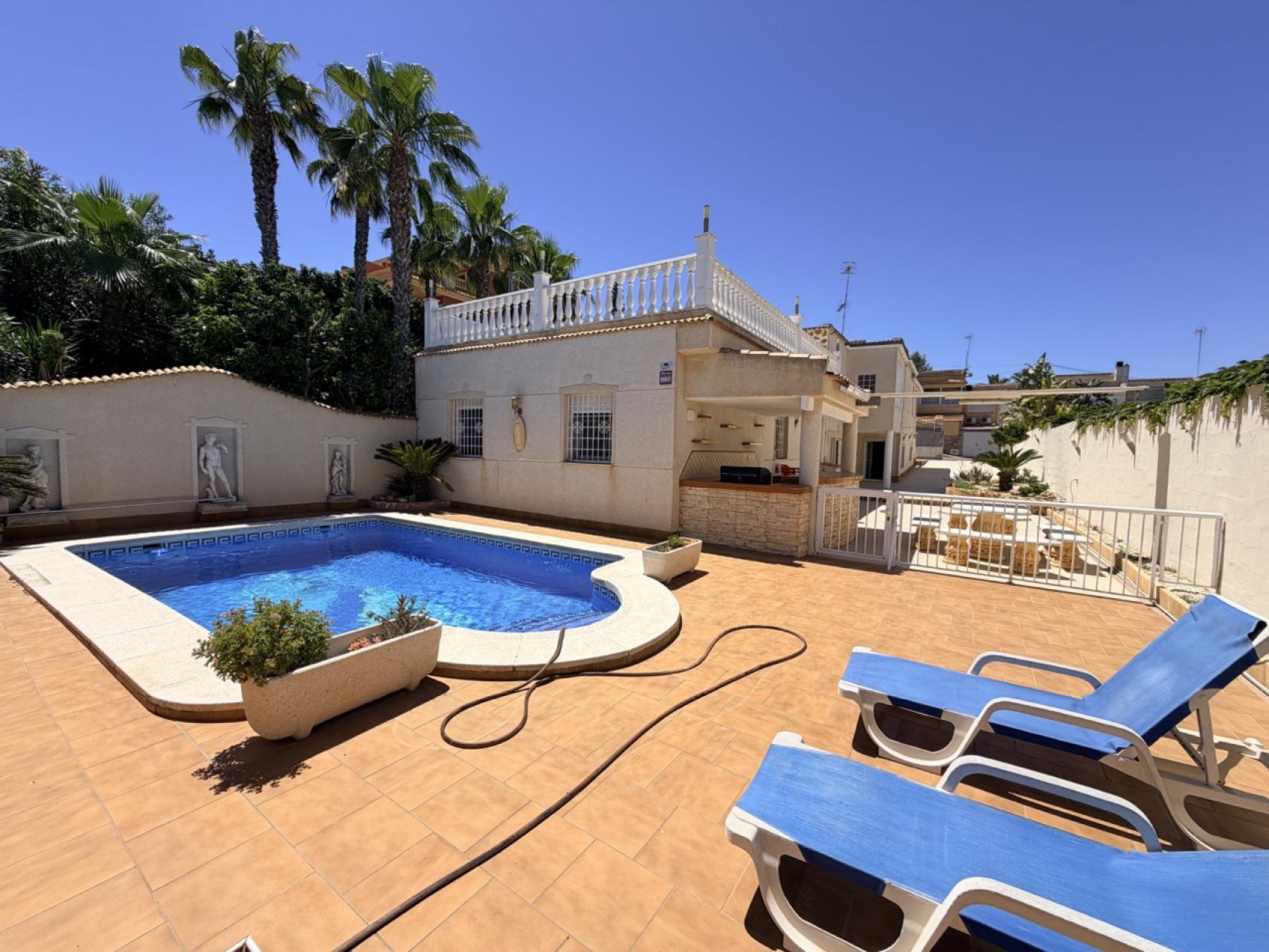 For sale - 5 Bedroom 3 Bathroom Villa in Torrevieja - Costa Blanca  - Alicante