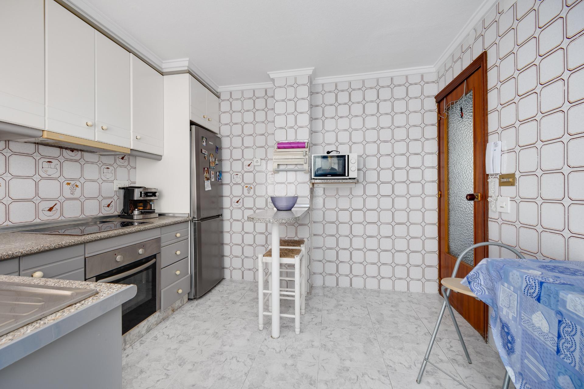 For sale - 3 Bedroom 1 Bathroom Apartment in Torrevieja - Centro  - Alicante