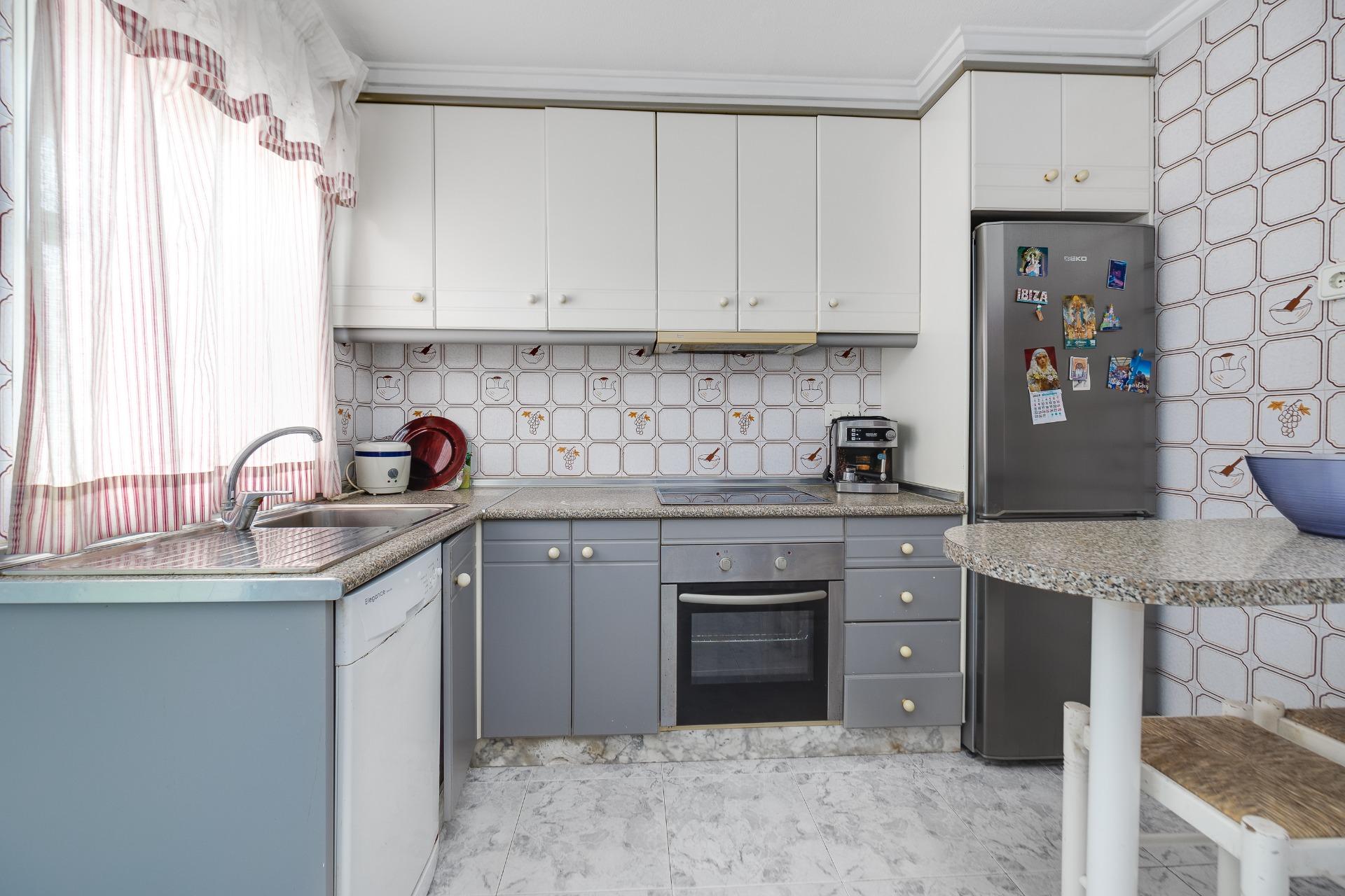 For sale - 3 Bedroom 1 Bathroom Apartment in Torrevieja - Centro  - Alicante