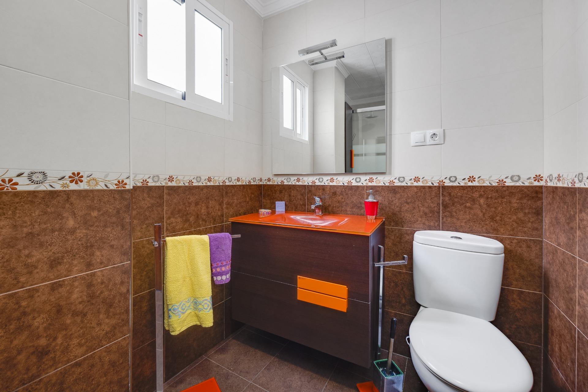 For sale - 3 Bedroom 1 Bathroom Apartment in Torrevieja - Centro  - Alicante