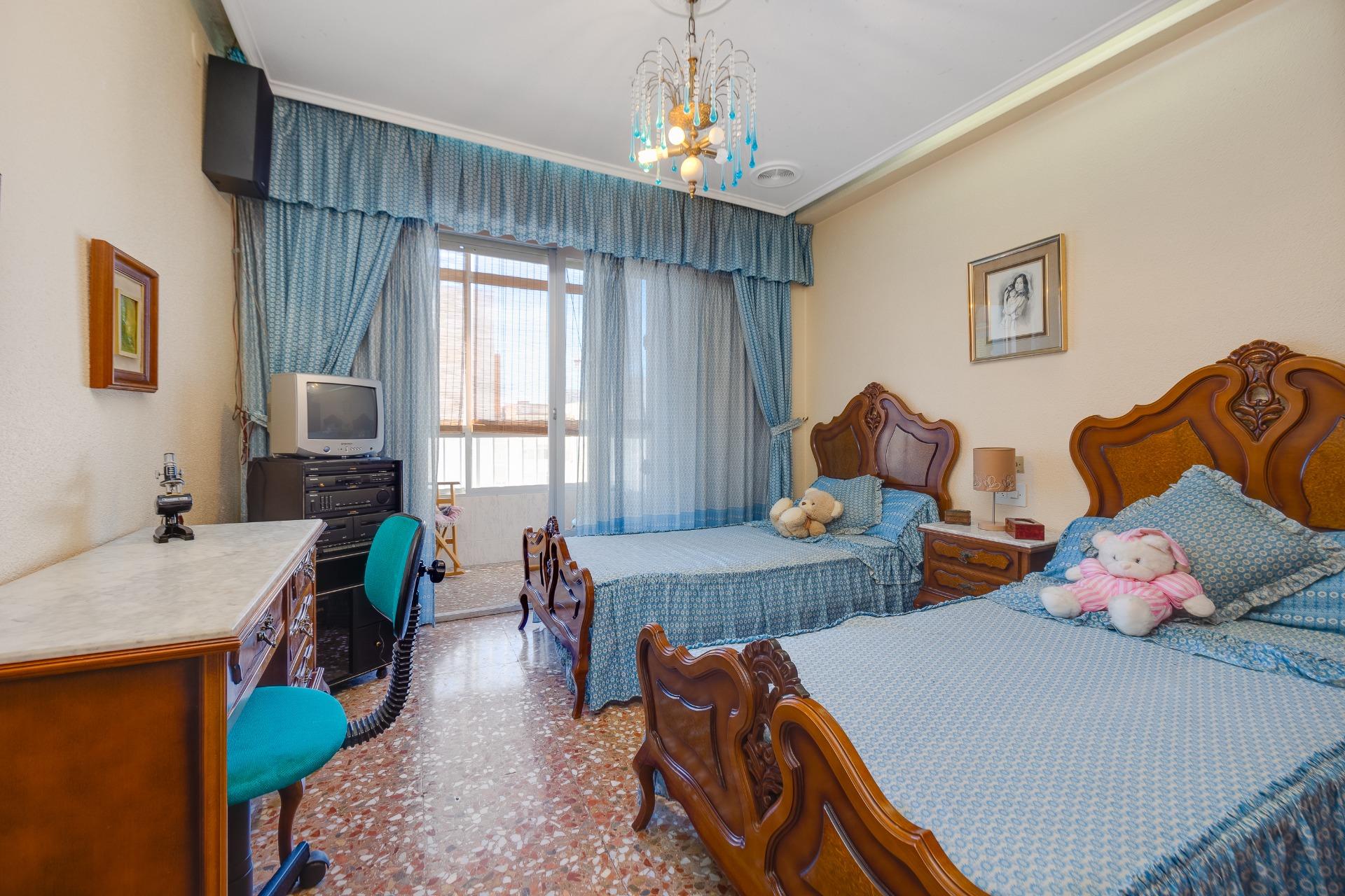 For sale - 3 Bedroom 1 Bathroom Apartment in Torrevieja - Centro  - Alicante