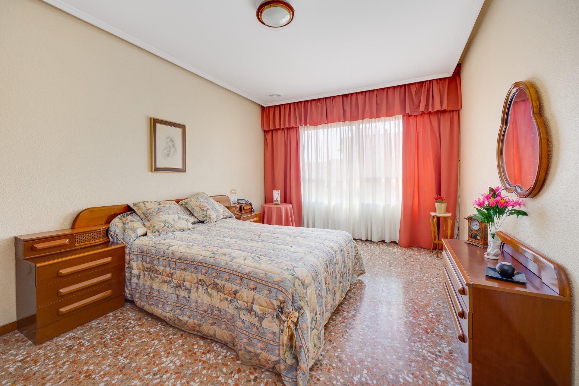 For sale - 3 Bedroom 1 Bathroom Apartment in Torrevieja - Centro  - Alicante