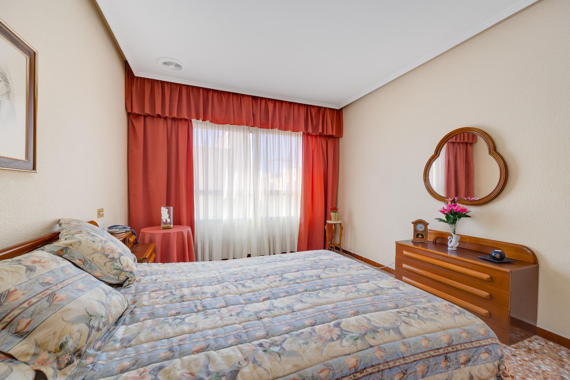 For sale - 3 Bedroom 1 Bathroom Apartment in Torrevieja - Centro  - Alicante