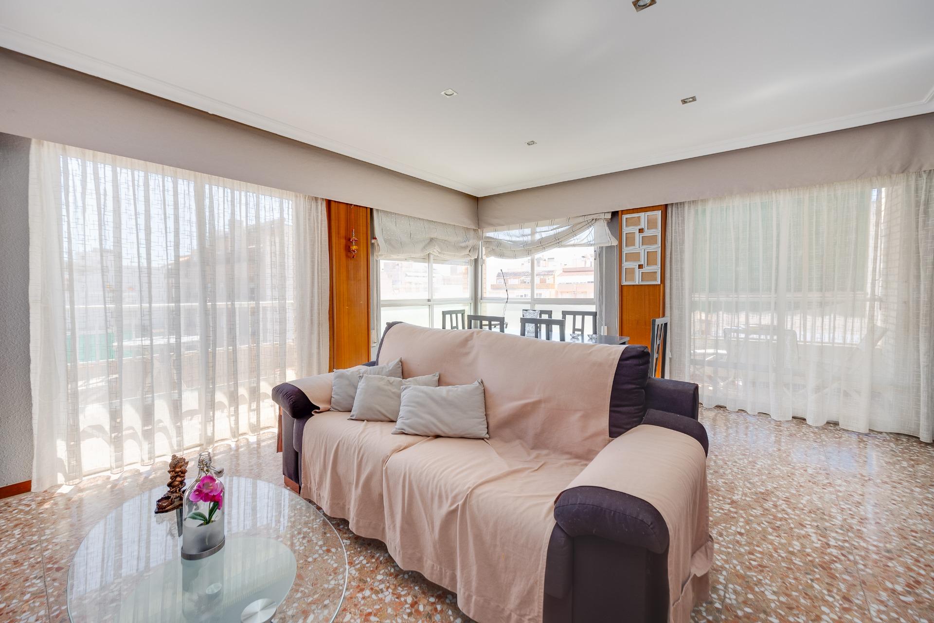 For sale - 3 Bedroom 1 Bathroom Apartment in Torrevieja - Centro  - Alicante