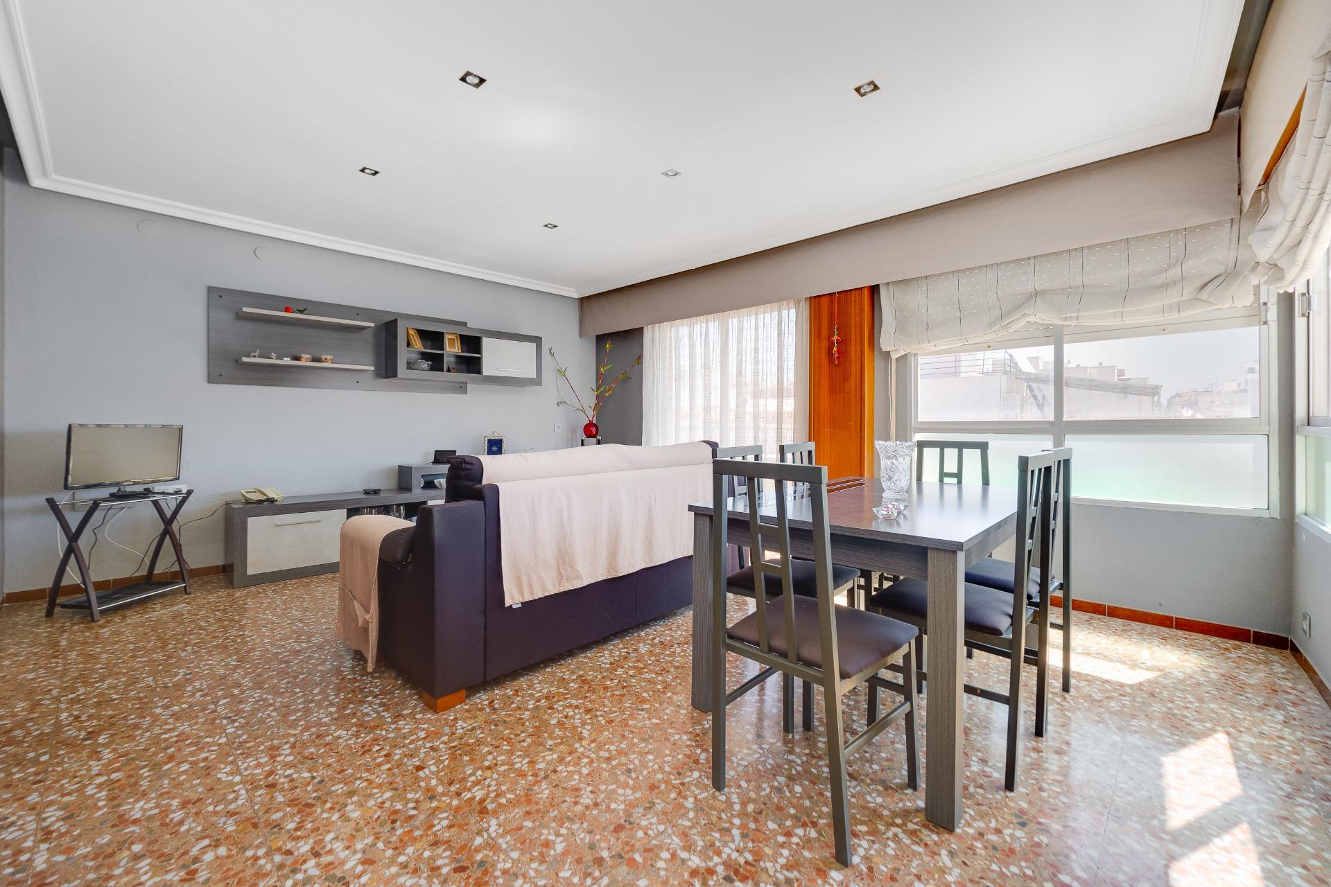 For sale - 3 Bedroom 1 Bathroom Apartment in Torrevieja - Centro  - Alicante