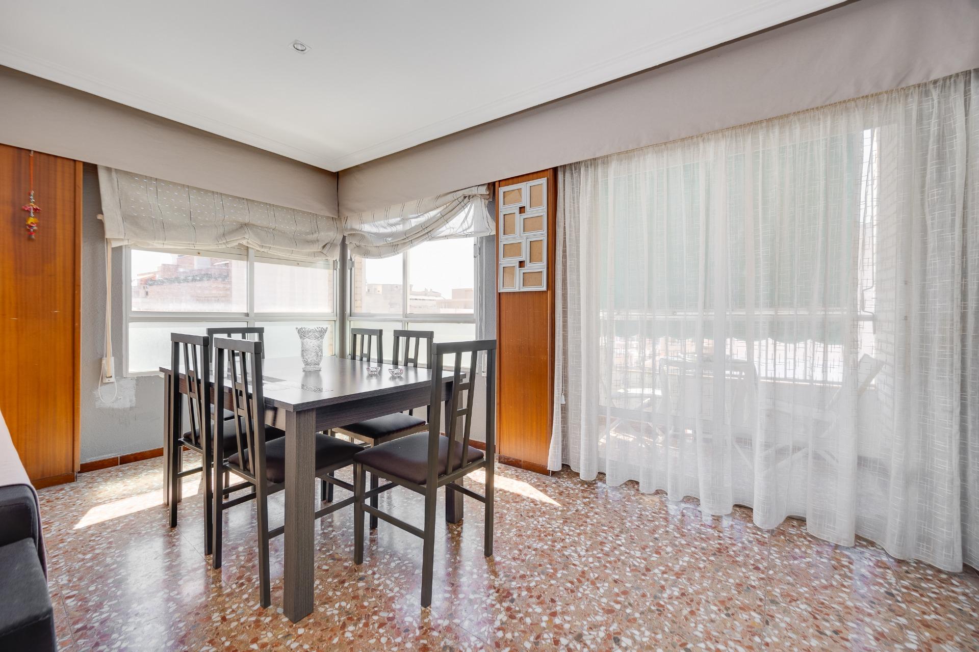 For sale - 3 Bedroom 1 Bathroom Apartment in Torrevieja - Centro  - Alicante