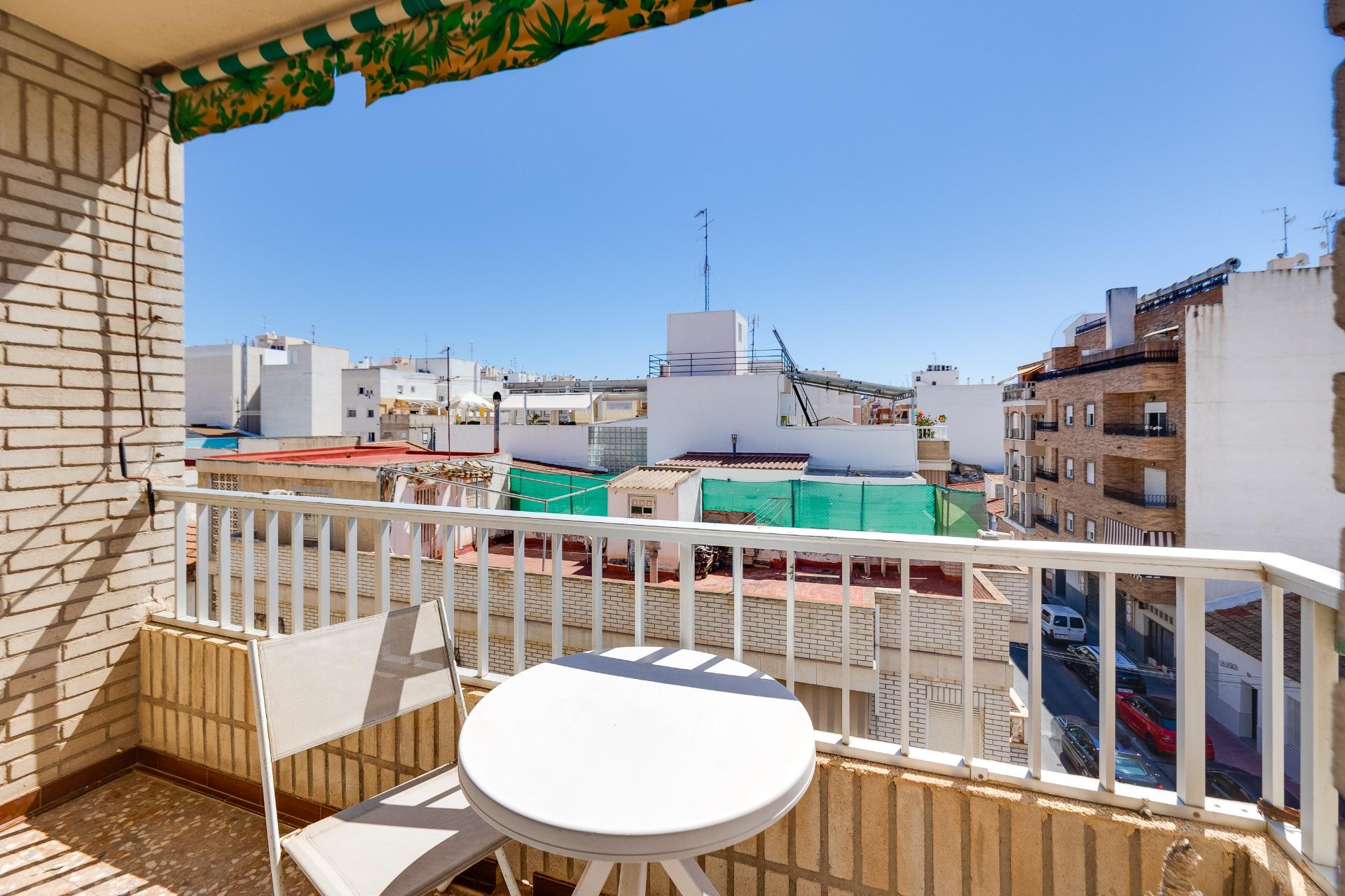 For sale - 3 Bedroom 1 Bathroom Apartment in Torrevieja - Centro  - Alicante