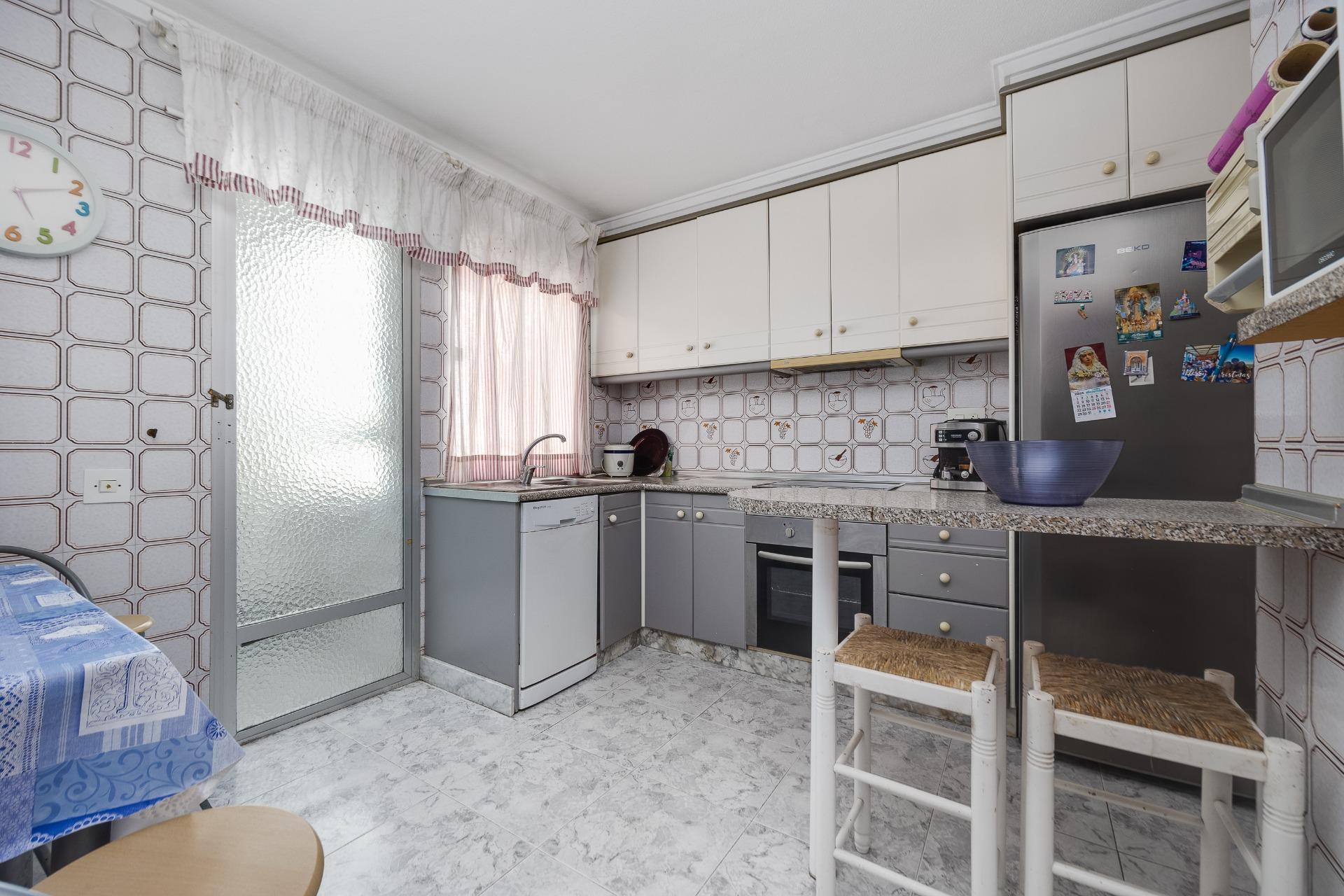 For sale - 3 Bedroom 1 Bathroom Apartment in Torrevieja - Centro  - Alicante
