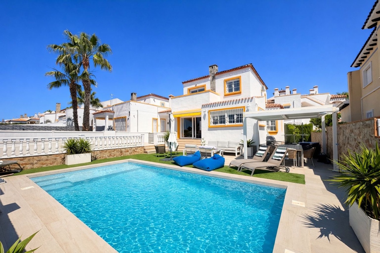 For sale - 3 Bedroom 2 Bathroom Villa in Villamartin - Inland  - Alicante