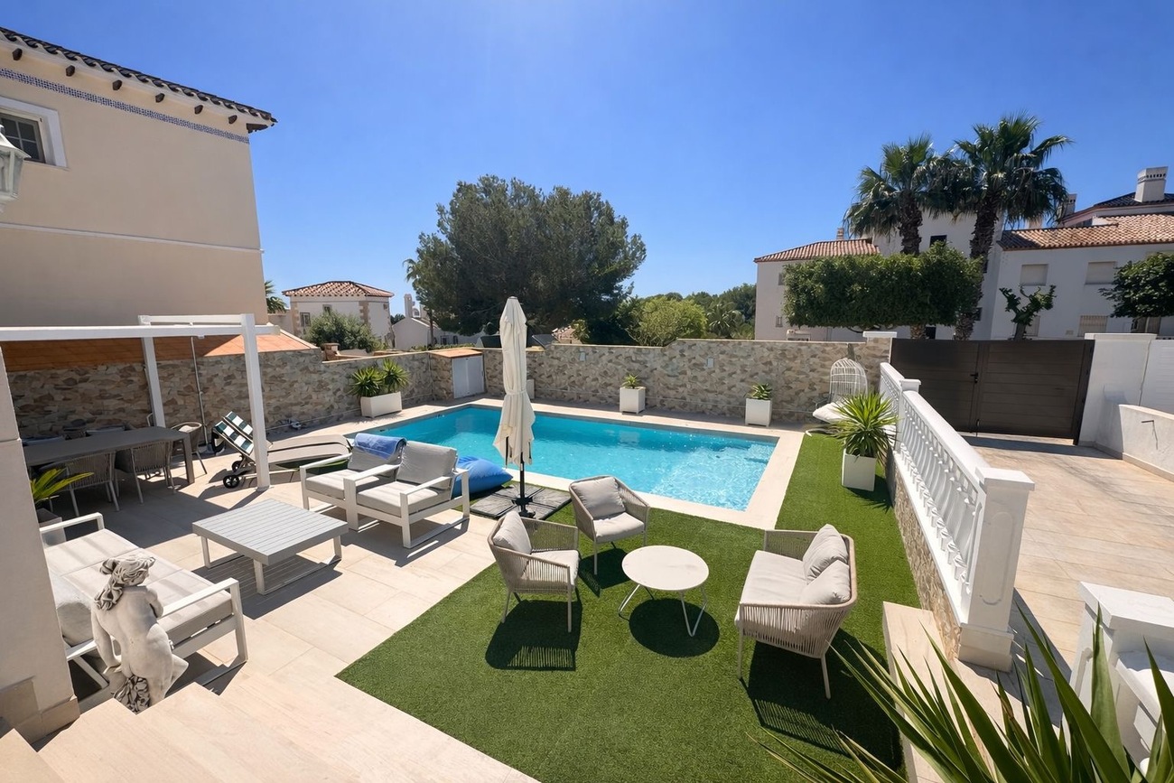 For sale - 3 Bedroom 2 Bathroom Villa in Villamartin - Inland  - Alicante