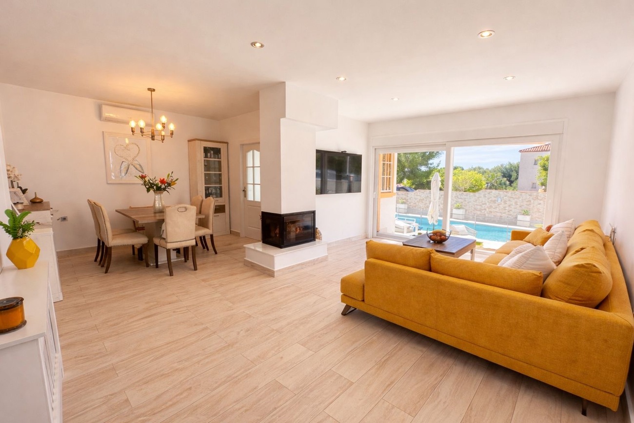 For sale - 3 Bedroom 2 Bathroom Villa in Villamartin - Inland  - Alicante