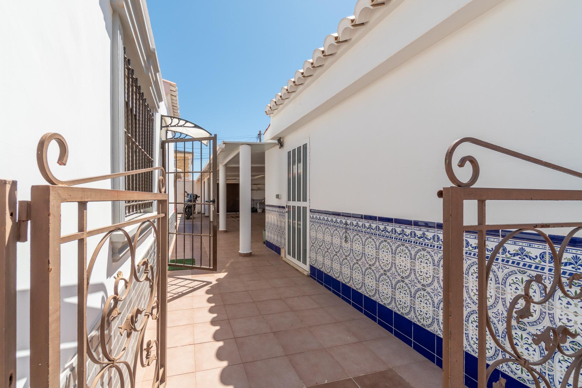 For sale - 4 Bedroom 5 Bathroom Villa in Torrevieja - Torreta florida  - Alicante