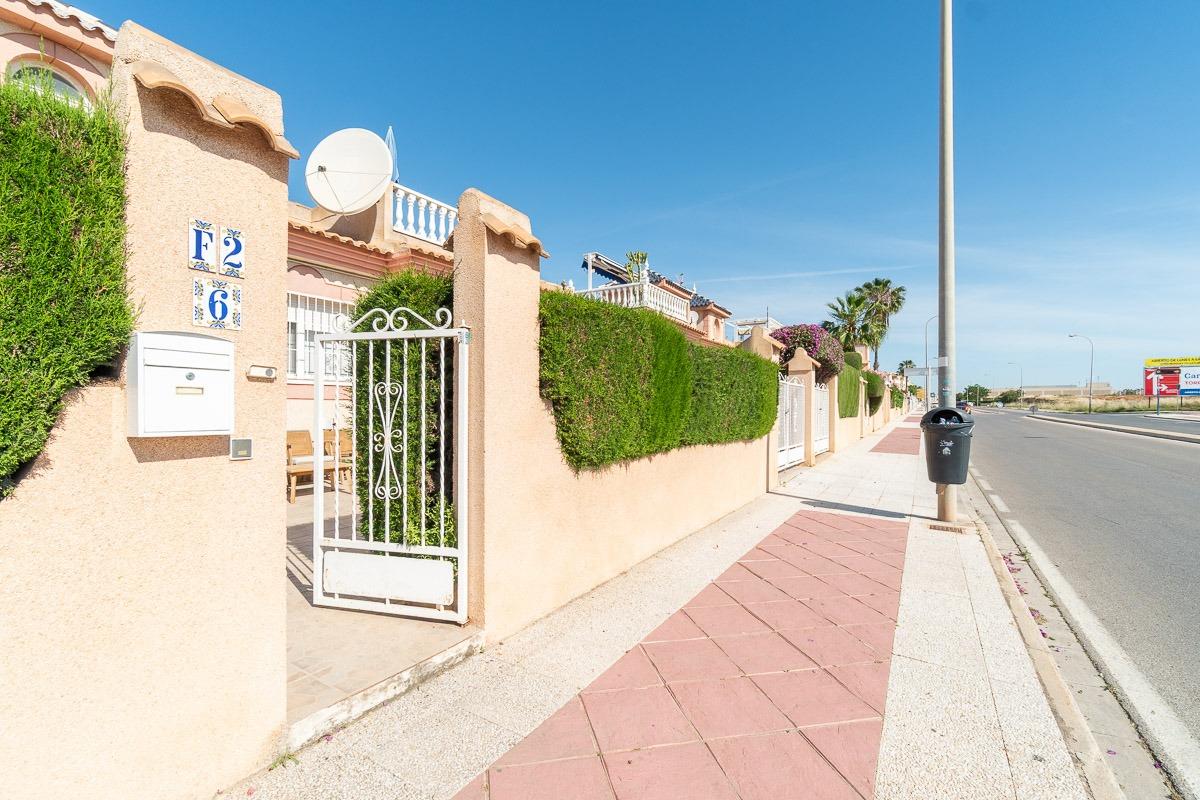 For sale - 3 Bedroom 1 Bathroom Villa in Playa Flamenca -  - Alicante