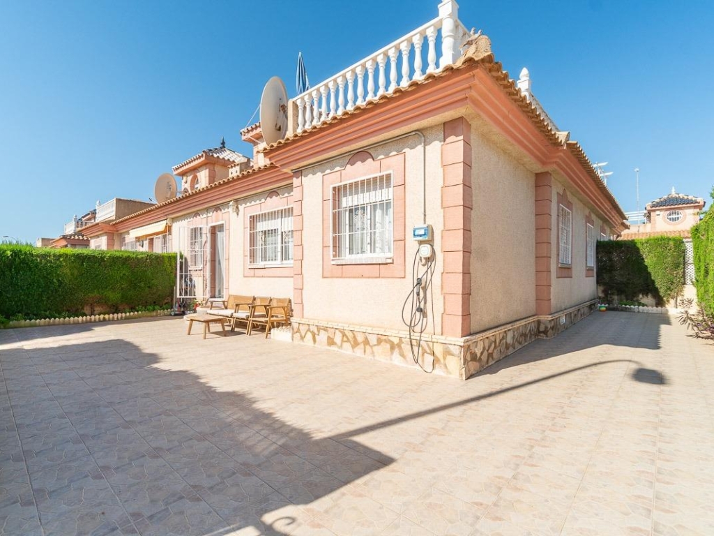 3 Bedroom 1 Bathroom Villa in Playa Flamenca