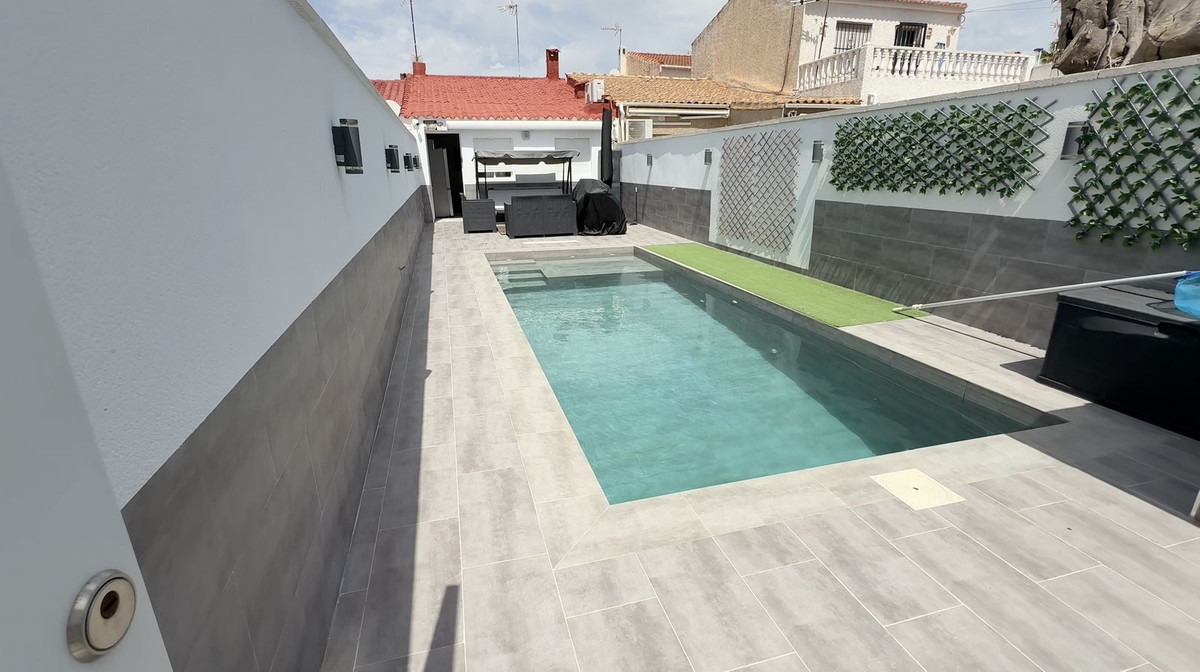 For sale - 2 Bedroom 1 Bathroom House - Bungalow in Torrevieja - Torrevieja Centro  - Alicante