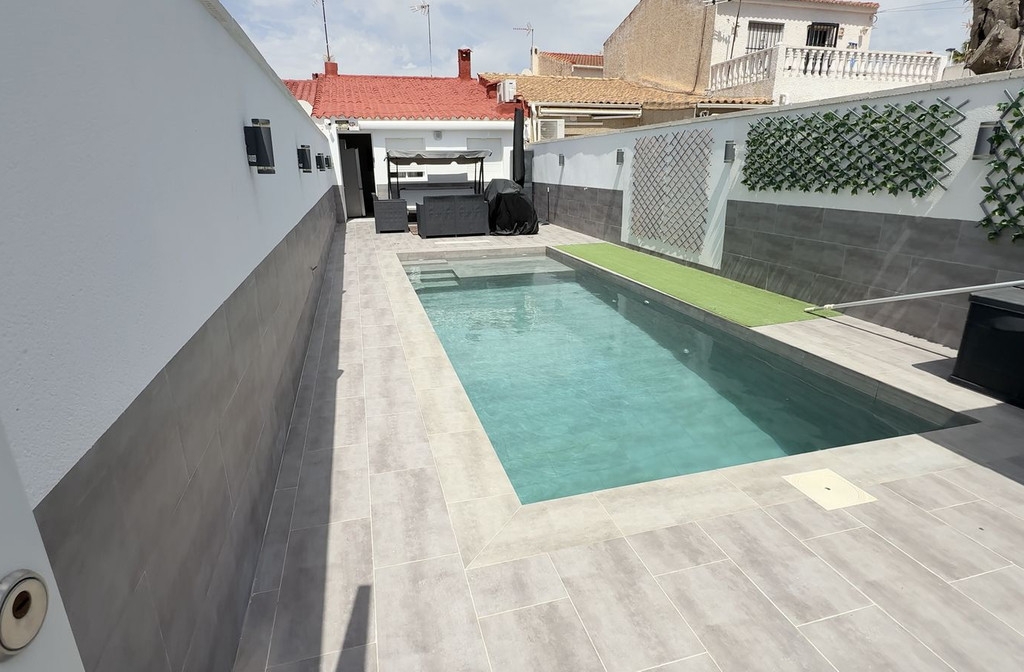 2 Bedroom 1 Bathroom House - Bungalow in Torrevieja
