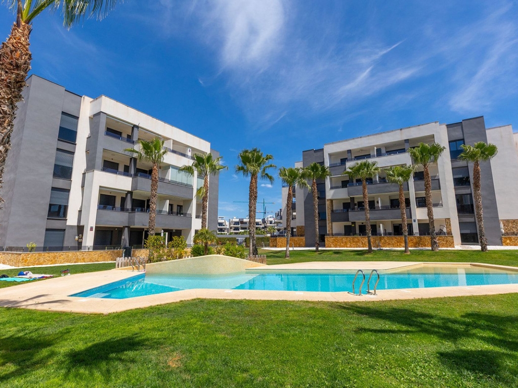 2 Bedroom 2 Bathroom Middle Floor Apartment in Los Altos