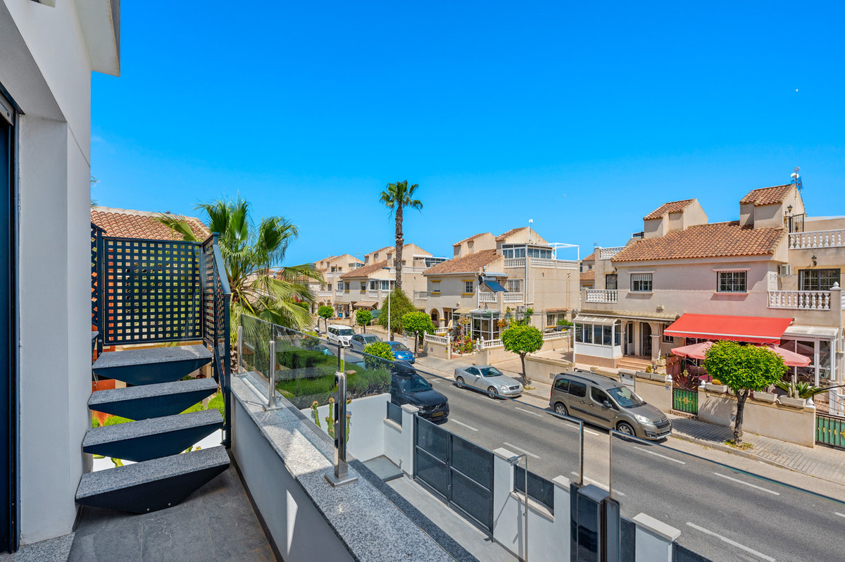 For sale - 3 Bedroom 3 Bathroom House - Detached Villa in Torrevieja - Torrevieja Centro  - Alicante