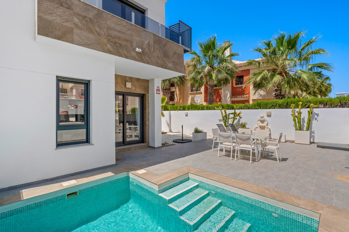 For sale - 3 Bedroom 3 Bathroom House - Detached Villa in Torrevieja - Torrevieja Centro  - Alicante