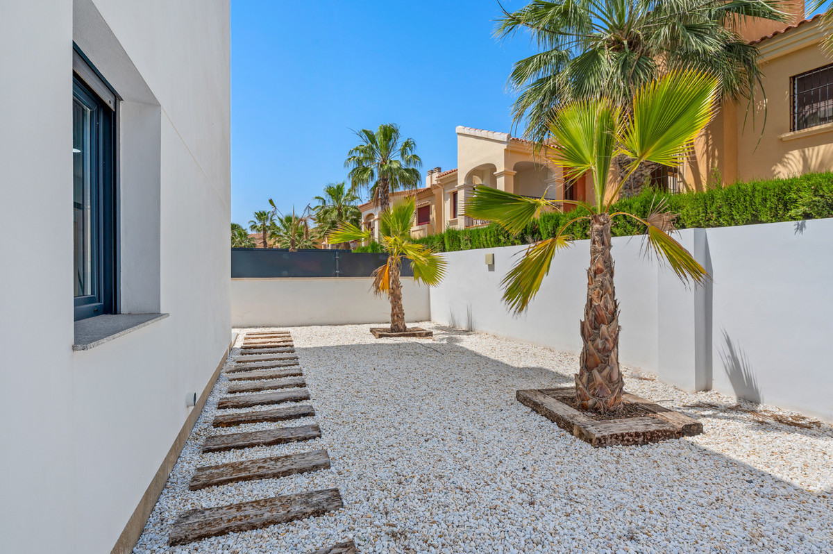 For sale - 3 Bedroom 3 Bathroom House - Detached Villa in Torrevieja - Torrevieja Centro  - Alicante