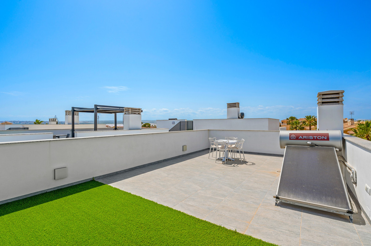 For sale - 3 Bedroom 3 Bathroom House - Detached Villa in Torrevieja - Torrevieja Centro  - Alicante