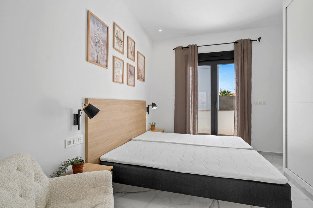 For sale - 3 Bedroom 3 Bathroom House - Detached Villa in Torrevieja - Torrevieja Centro  - Alicante