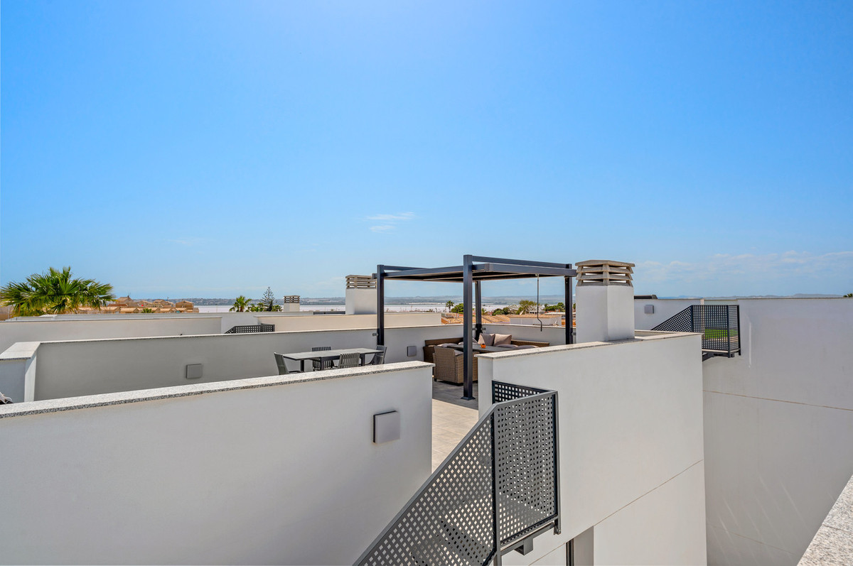 For sale - 3 Bedroom 3 Bathroom House - Detached Villa in Torrevieja - Torrevieja Centro  - Alicante
