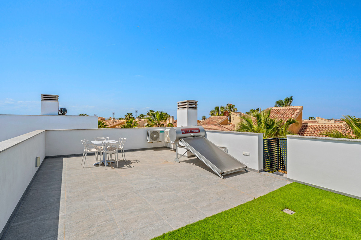 For sale - 3 Bedroom 3 Bathroom House - Detached Villa in Torrevieja - Torrevieja Centro  - Alicante