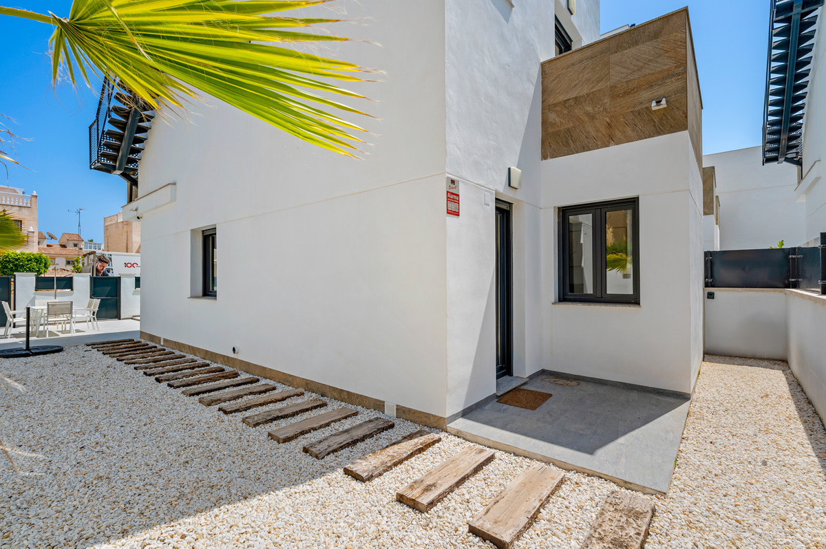 For sale - 3 Bedroom 3 Bathroom House - Detached Villa in Torrevieja - Torrevieja Centro  - Alicante